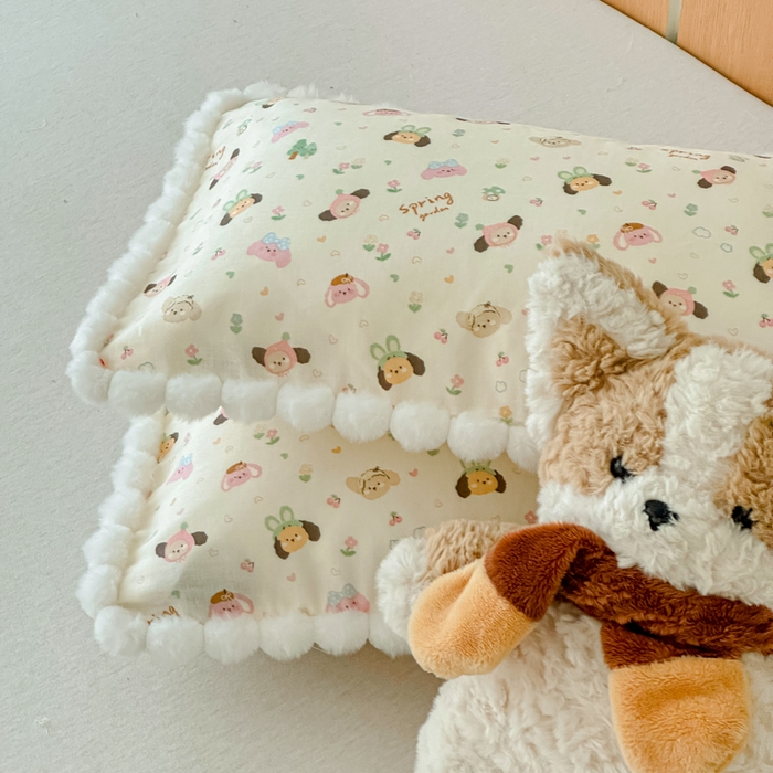 91家纺网 家纺一手货源 找家纺 金丝鸟家纺 2026新款全棉双层纱毛球款枕套多规格儿童枕套 软萌游园会