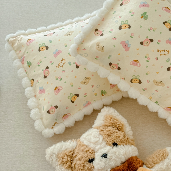 91家纺网 家纺一手货源 找家纺 金丝鸟家纺 2026新款全棉双层纱毛球款枕套多规格儿童枕套 软萌游园会