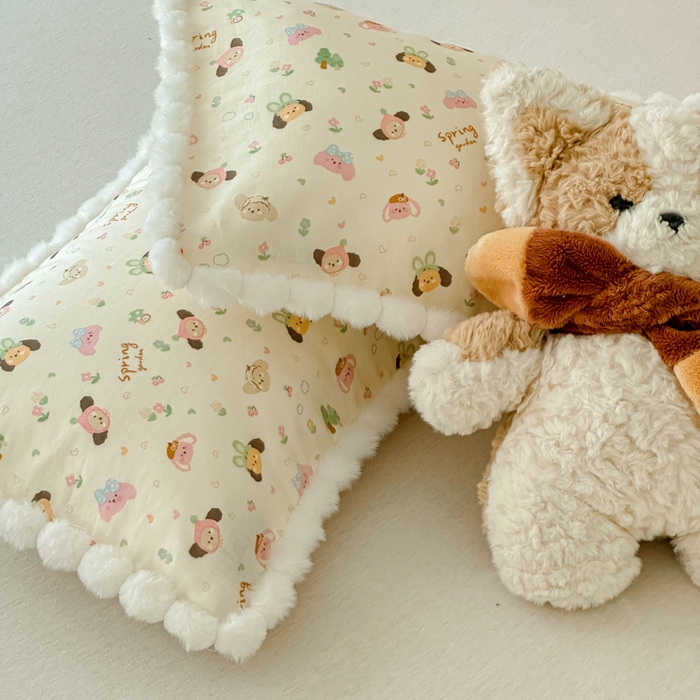 91家纺网 家纺一手货源 找家纺 金丝鸟家纺 2026新款全棉双层纱毛球款枕套多规格儿童枕套 软萌游园会