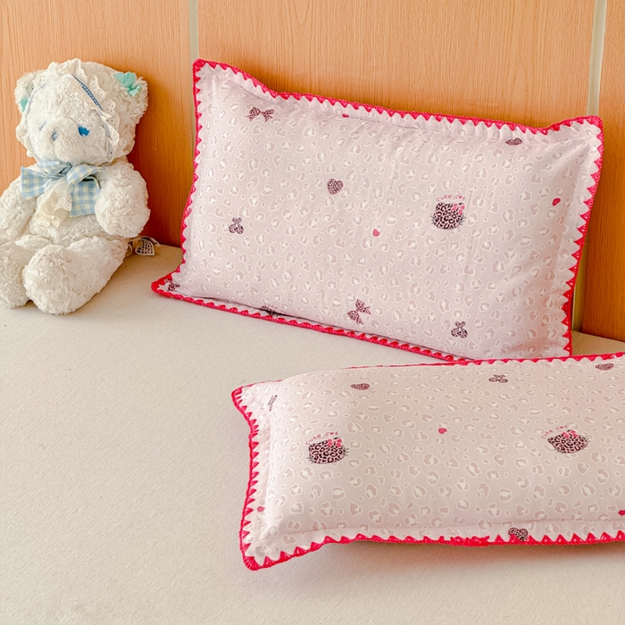 91家纺网 家纺一手货源 找家纺 金丝鸟家纺 2026新款全棉双层纱贝壳边款枕套多规格儿童枕套 千禧少女 粉