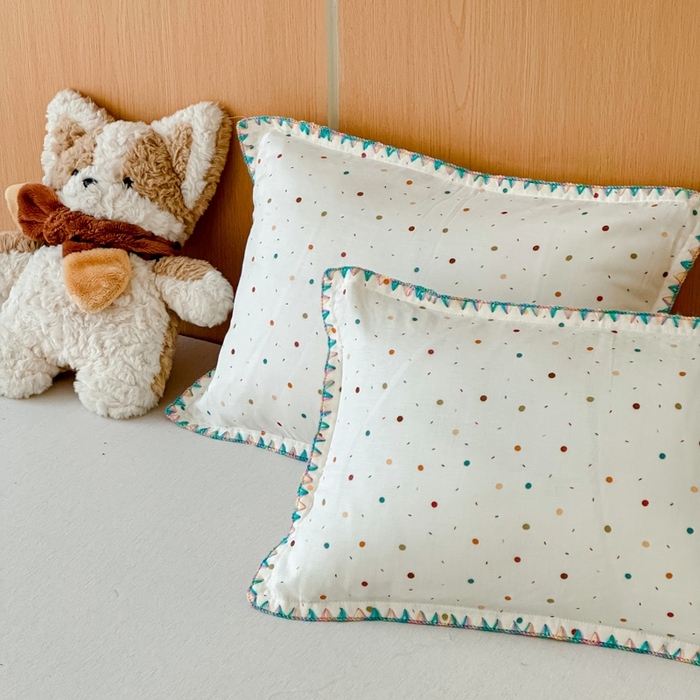 91家纺网 家纺一手货源 找家纺 金丝鸟家纺 2026新款全棉双层纱贝壳边款枕套多规格儿童枕套 彩色玻璃球