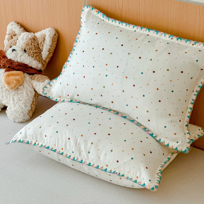 91家纺网 家纺一手货源 找家纺 金丝鸟家纺 2026新款全棉双层纱贝壳边款枕套多规格儿童枕套 彩色玻璃球