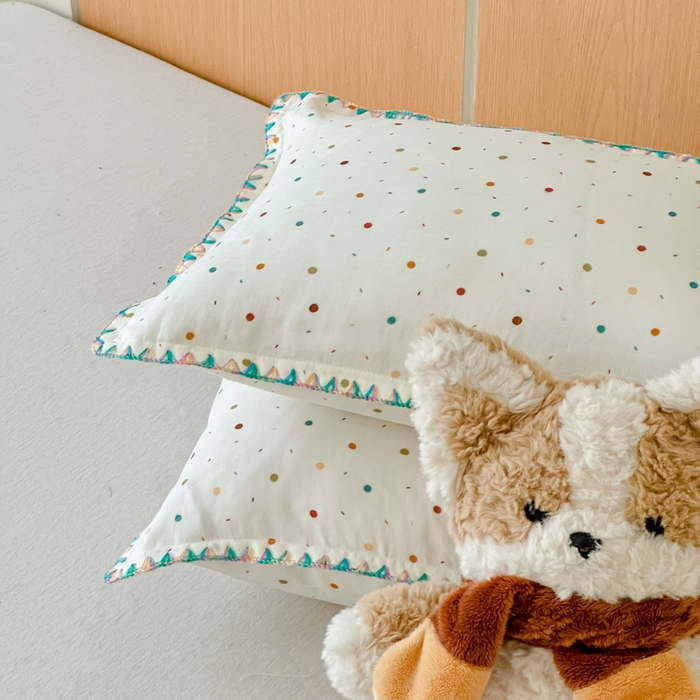 91家纺网 家纺一手货源 找家纺 金丝鸟家纺 2026新款全棉双层纱贝壳边款枕套多规格儿童枕套 彩色玻璃球