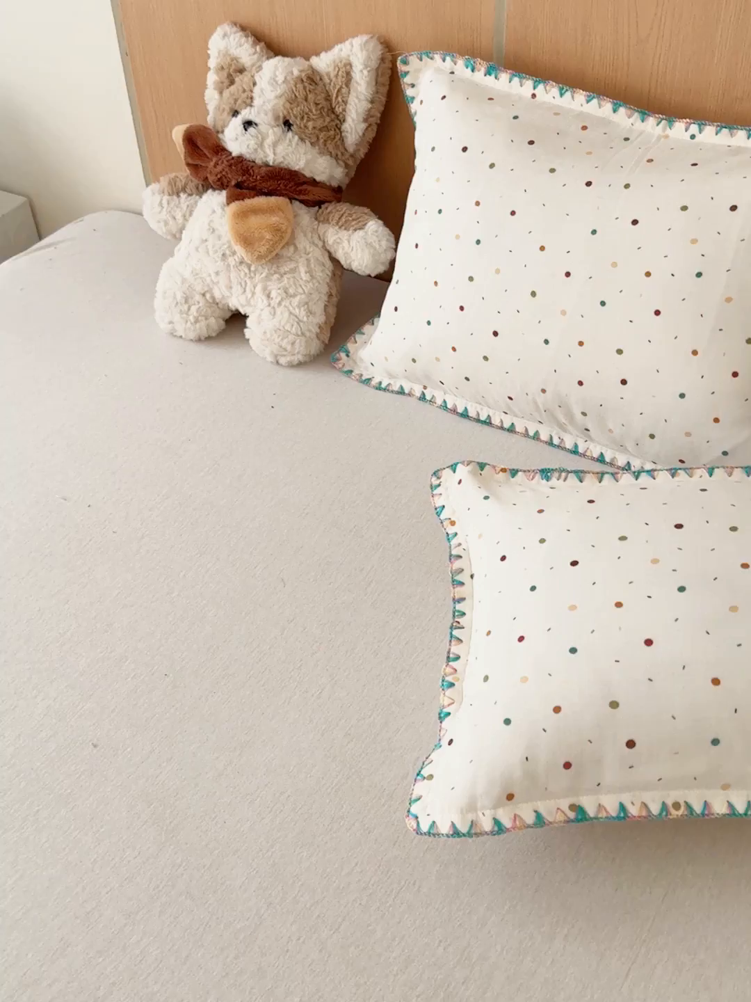 91家纺网 家纺一手货源 找家纺 金丝鸟家纺 2026新款全棉双层纱贝壳边款枕套多规格儿童枕套 彩色玻璃球