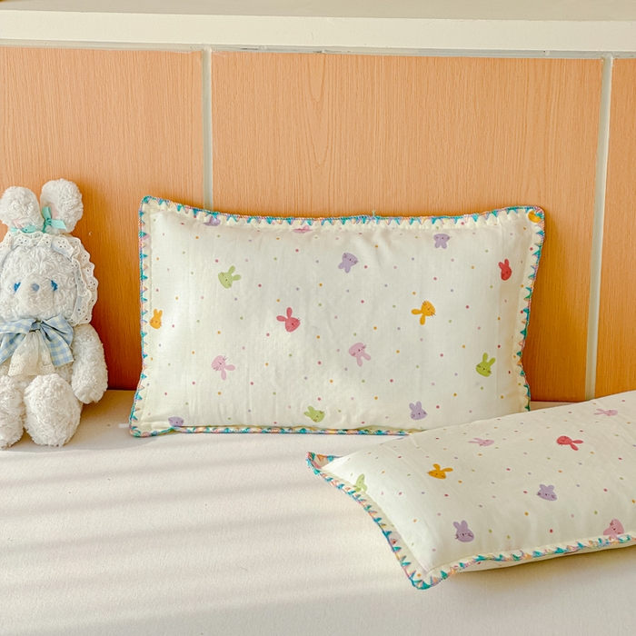 91家纺网 家纺一手货源 找家纺 金丝鸟家纺 2026新款全棉双层纱贝壳边款枕套多规格儿童枕套 彩色小兔子