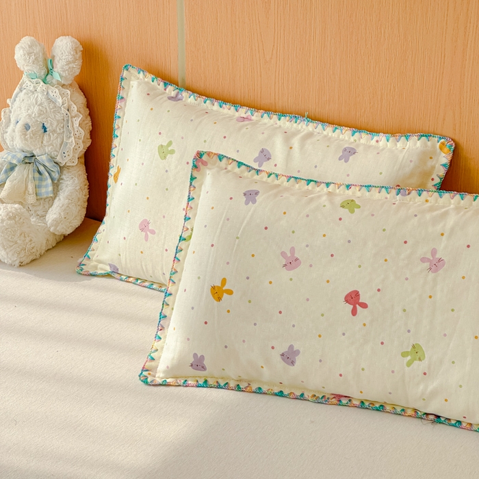 91家纺网 家纺一手货源 找家纺 金丝鸟家纺 2026新款全棉双层纱贝壳边款枕套多规格儿童枕套 彩色小兔子