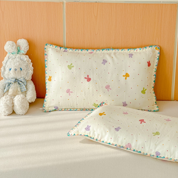 91家纺网 家纺一手货源 找家纺 金丝鸟家纺 2026新款全棉双层纱贝壳边款枕套多规格儿童枕套 彩色小兔子