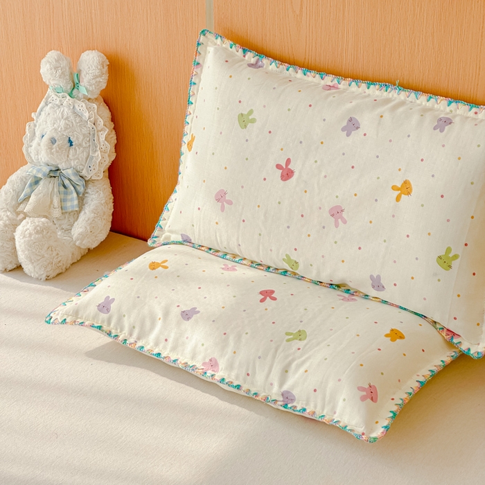 91家纺网 家纺一手货源 找家纺 金丝鸟家纺 2026新款全棉双层纱贝壳边款枕套多规格儿童枕套 彩色小兔子