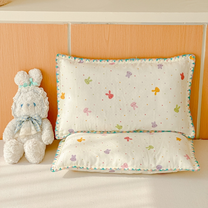 91家纺网 家纺一手货源 找家纺 金丝鸟家纺 2026新款全棉双层纱贝壳边款枕套多规格儿童枕套 彩色小兔子