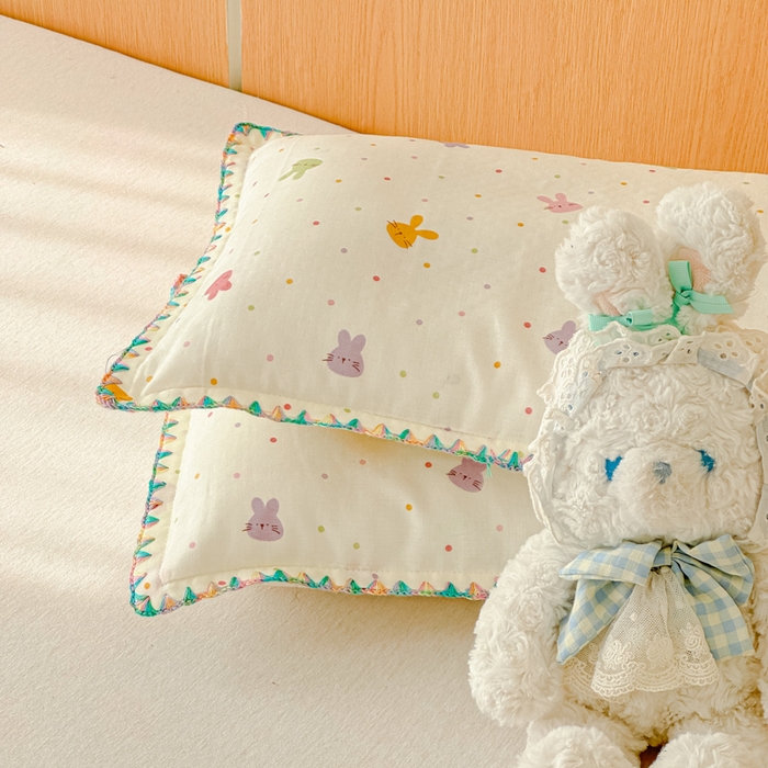 91家纺网 家纺一手货源 找家纺 金丝鸟家纺 2026新款全棉双层纱贝壳边款枕套多规格儿童枕套 彩色小兔子
