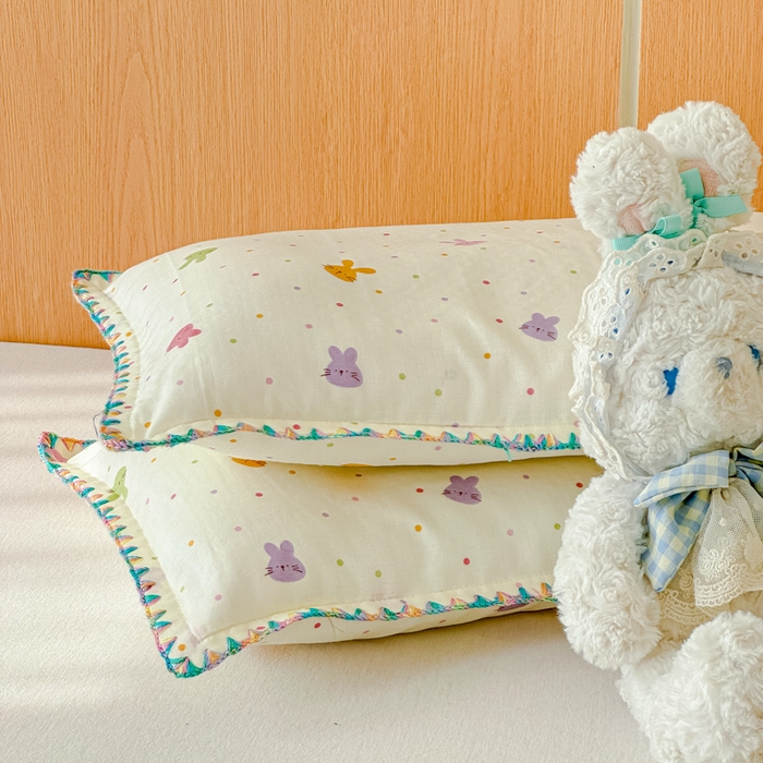 91家纺网 家纺一手货源 找家纺 金丝鸟家纺 2026新款全棉双层纱贝壳边款枕套多规格儿童枕套 彩色小兔子