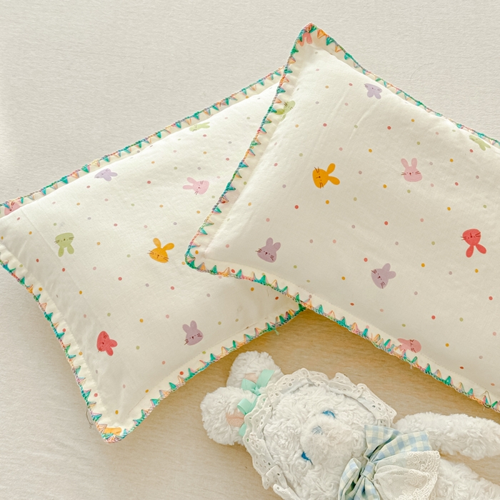 91家纺网 家纺一手货源 找家纺 金丝鸟家纺 2026新款全棉双层纱贝壳边款枕套多规格儿童枕套 彩色小兔子