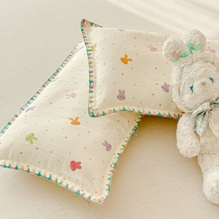 91家纺网 家纺一手货源 找家纺 金丝鸟家纺 2026新款全棉双层纱贝壳边款枕套多规格儿童枕套 彩色小兔子