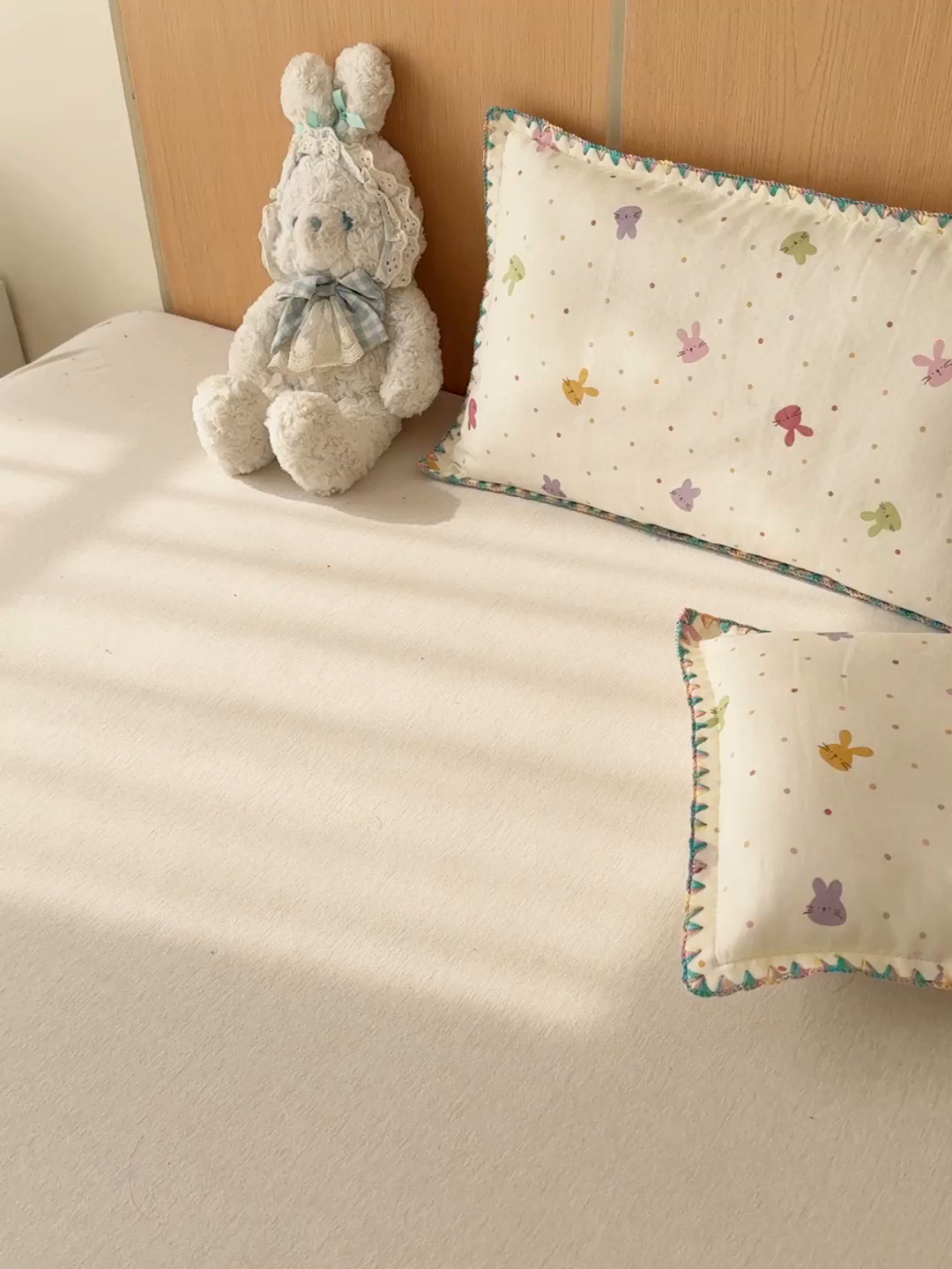 91家纺网 家纺一手货源 找家纺 金丝鸟家纺 2026新款全棉双层纱贝壳边款枕套多规格儿童枕套 彩色小兔子