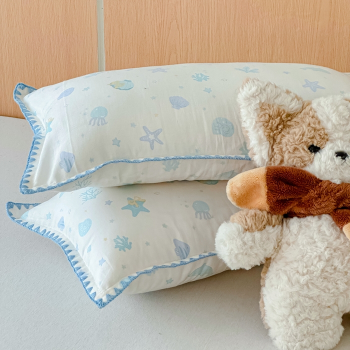 91家纺网 家纺一手货源 找家纺 金丝鸟家纺 2026新款全棉双层纱贝壳边款枕套多规格儿童枕套 海底乐园 兰