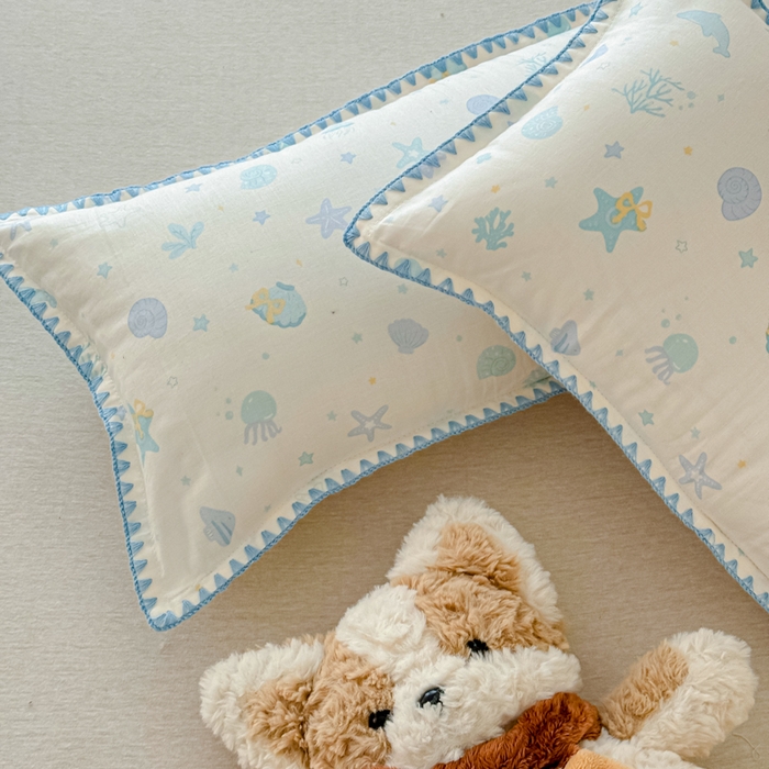 91家纺网 家纺一手货源 找家纺 金丝鸟家纺 2026新款全棉双层纱贝壳边款枕套多规格儿童枕套 海底乐园 兰