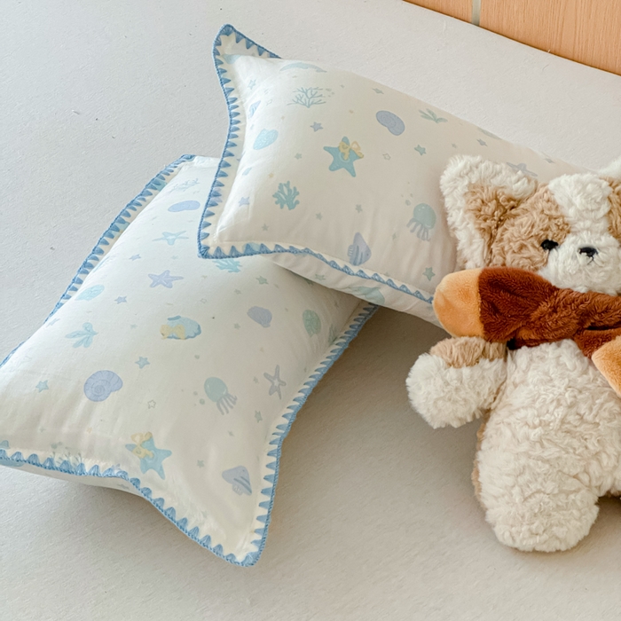 91家纺网 家纺一手货源 找家纺 金丝鸟家纺 2026新款全棉双层纱贝壳边款枕套多规格儿童枕套 海底乐园 兰