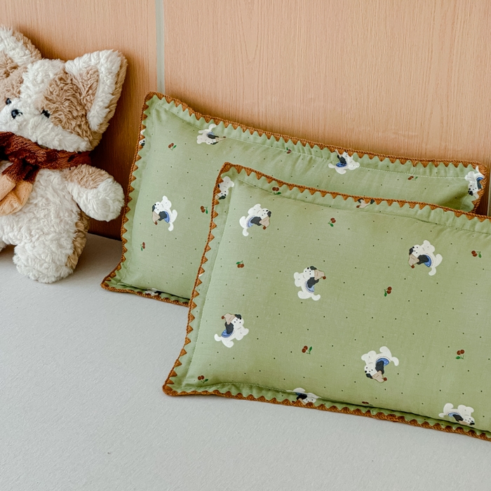 91家纺网 家纺一手货源 找家纺 金丝鸟家纺 2026新款全棉双层纱贝壳边款枕套多规格儿童枕套 帽子狗 绿