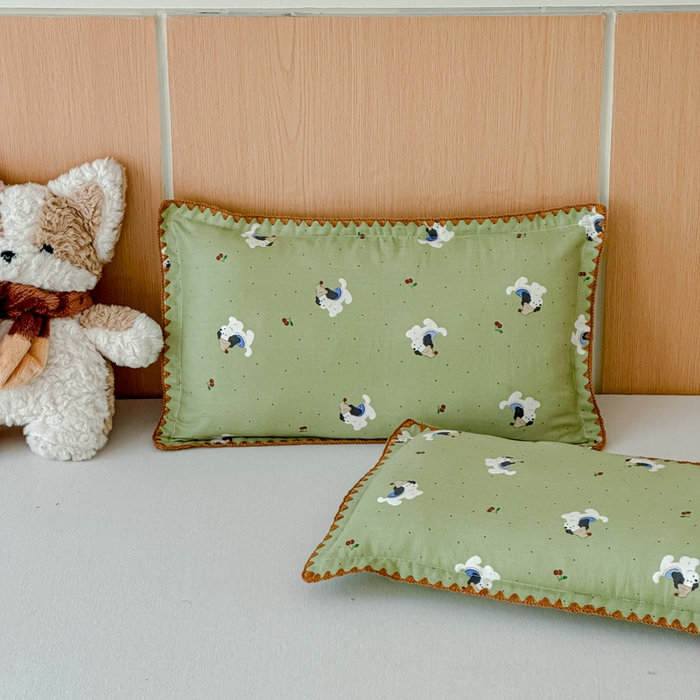 91家纺网 家纺一手货源 找家纺 金丝鸟家纺 2026新款全棉双层纱贝壳边款枕套多规格儿童枕套 帽子狗 绿