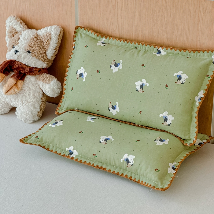91家纺网 家纺一手货源 找家纺 金丝鸟家纺 2026新款全棉双层纱贝壳边款枕套多规格儿童枕套 帽子狗 绿