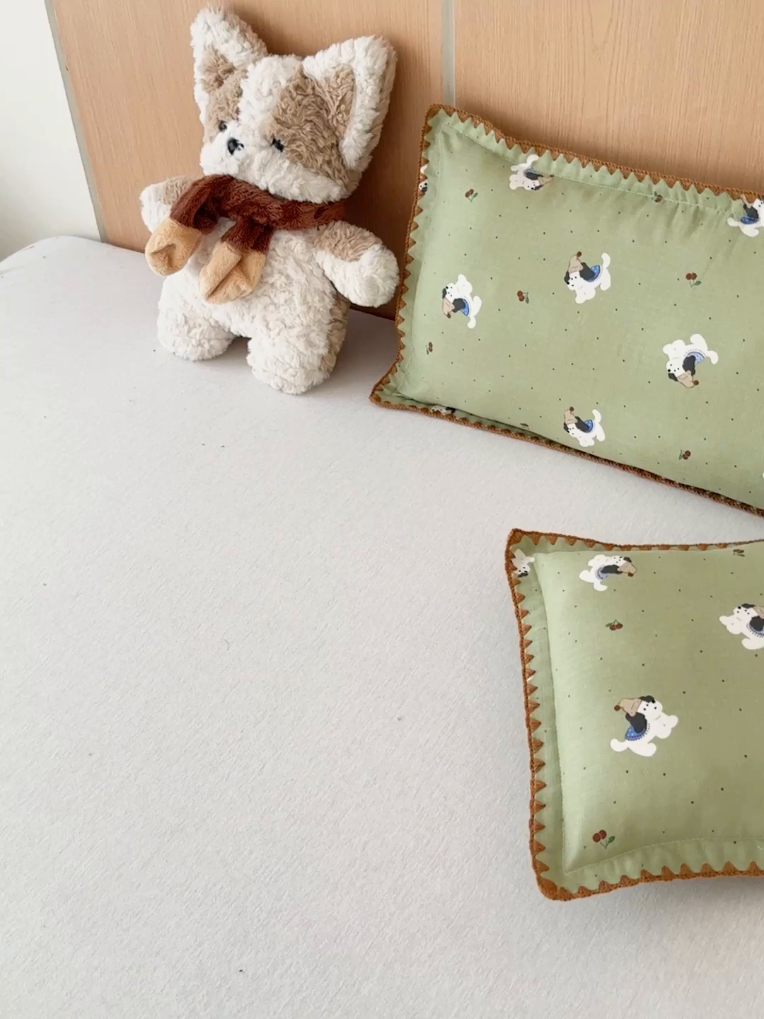 91家纺网 家纺一手货源 找家纺 金丝鸟家纺 2026新款全棉双层纱贝壳边款枕套多规格儿童枕套 帽子狗 绿