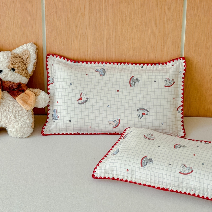 91家纺网 家纺一手货源 找家纺 金丝鸟家纺 2026新款全棉双层纱贝壳边款枕套多规格儿童枕套 木马旧梦