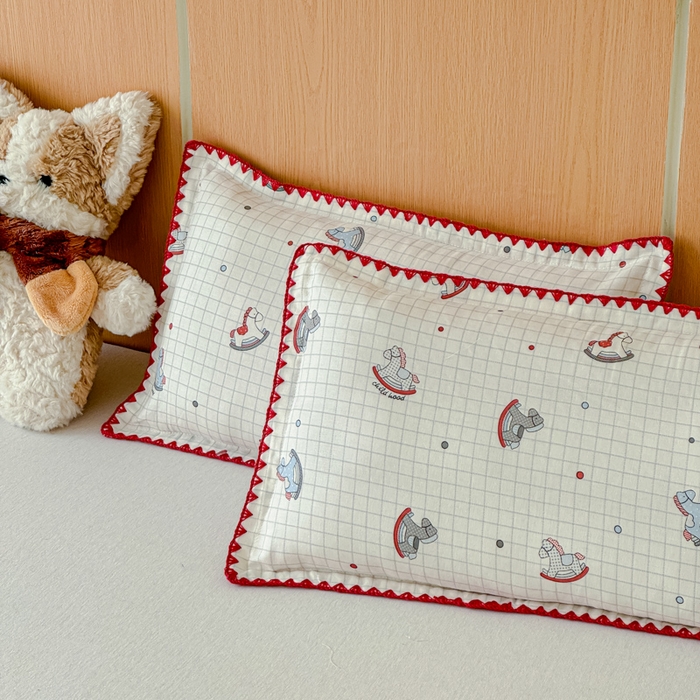 91家纺网 家纺一手货源 找家纺 金丝鸟家纺 2026新款全棉双层纱贝壳边款枕套多规格儿童枕套 木马旧梦