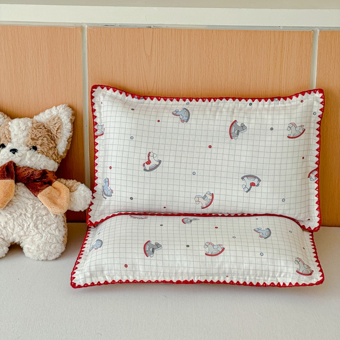 91家纺网 家纺一手货源 找家纺 金丝鸟家纺 2026新款全棉双层纱贝壳边款枕套多规格儿童枕套 木马旧梦