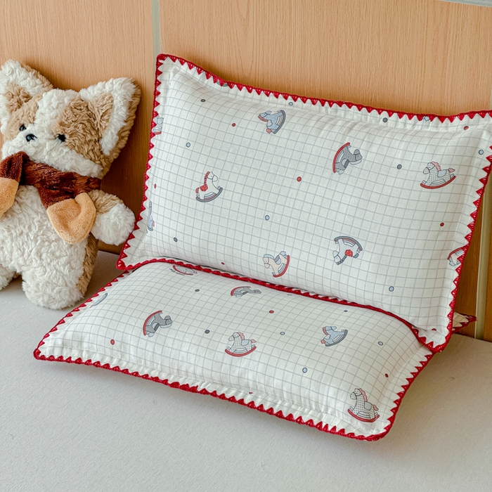 91家纺网 家纺一手货源 找家纺 金丝鸟家纺 2026新款全棉双层纱贝壳边款枕套多规格儿童枕套 木马旧梦