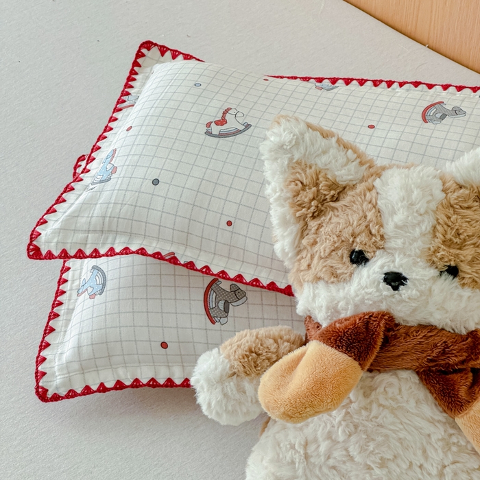 91家纺网 家纺一手货源 找家纺 金丝鸟家纺 2026新款全棉双层纱贝壳边款枕套多规格儿童枕套 木马旧梦