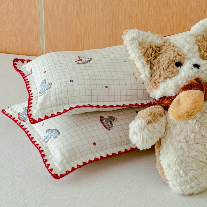 91家纺网 家纺一手货源 找家纺 金丝鸟家纺 2026新款全棉双层纱贝壳边款枕套多规格儿童枕套 木马旧梦