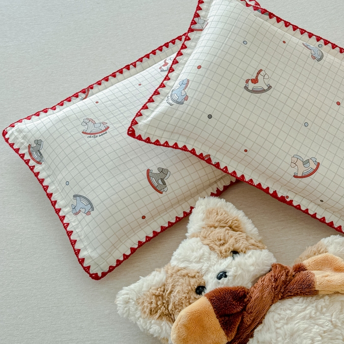 91家纺网 家纺一手货源 找家纺 金丝鸟家纺 2026新款全棉双层纱贝壳边款枕套多规格儿童枕套 木马旧梦