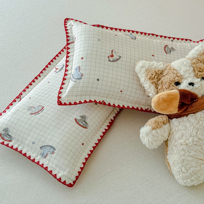 91家纺网 家纺一手货源 找家纺 金丝鸟家纺 2026新款全棉双层纱贝壳边款枕套多规格儿童枕套 木马旧梦