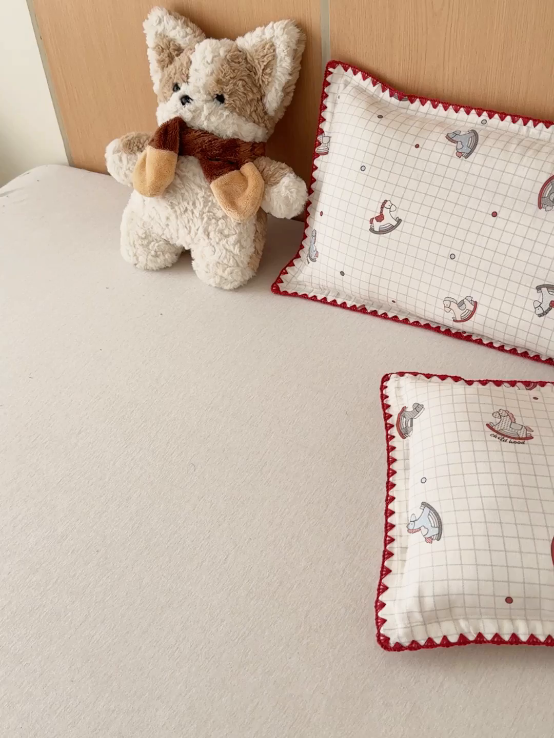 91家纺网 家纺一手货源 找家纺 金丝鸟家纺 2026新款全棉双层纱贝壳边款枕套多规格儿童枕套 木马旧梦