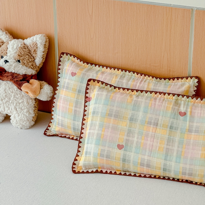 91家纺网 家纺一手货源 找家纺 金丝鸟家纺 2026新款全棉双层纱贝壳边款枕套多规格儿童枕套 七彩方格