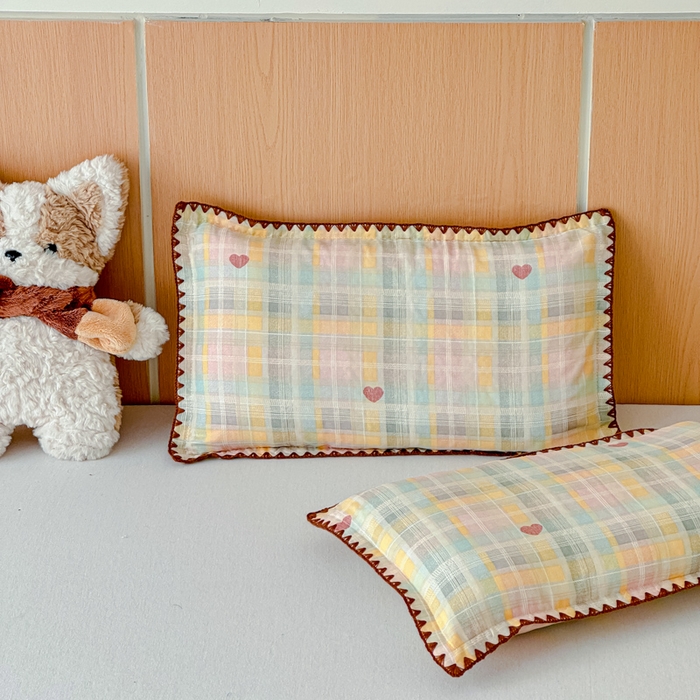 91家纺网 家纺一手货源 找家纺 金丝鸟家纺 2026新款全棉双层纱贝壳边款枕套多规格儿童枕套 七彩方格