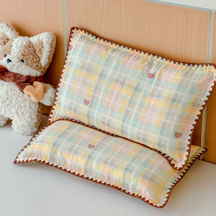 91家纺网 家纺一手货源 找家纺 金丝鸟家纺 2026新款全棉双层纱贝壳边款枕套多规格儿童枕套 七彩方格