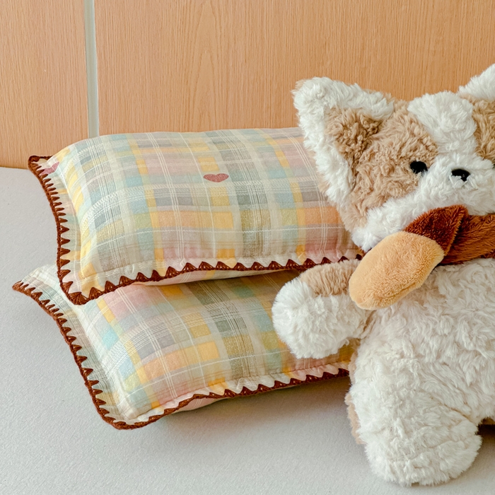 91家纺网 家纺一手货源 找家纺 金丝鸟家纺 2026新款全棉双层纱贝壳边款枕套多规格儿童枕套 七彩方格