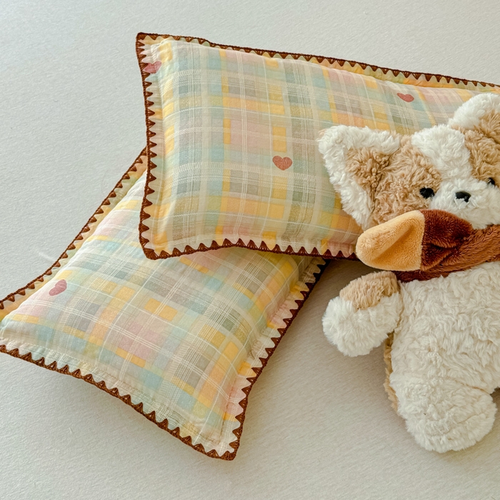 91家纺网 家纺一手货源 找家纺 金丝鸟家纺 2026新款全棉双层纱贝壳边款枕套多规格儿童枕套 七彩方格