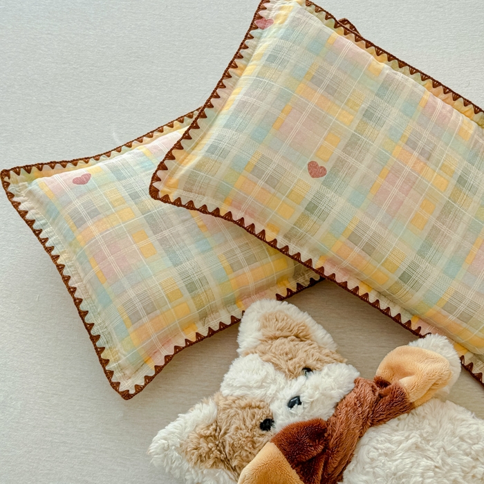 91家纺网 家纺一手货源 找家纺 金丝鸟家纺 2026新款全棉双层纱贝壳边款枕套多规格儿童枕套 七彩方格