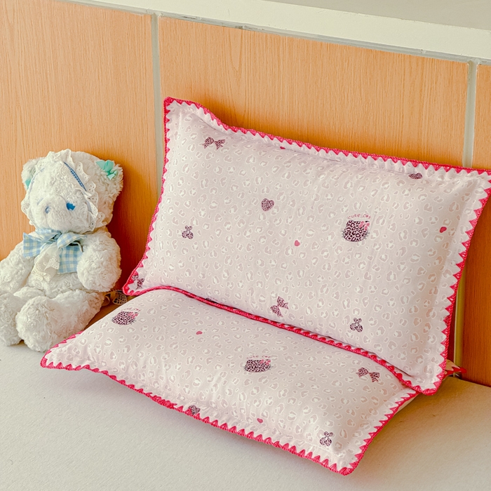 91家纺网 家纺一手货源 找家纺 金丝鸟家纺 2026新款全棉双层纱贝壳边款枕套多规格儿童枕套 千禧少女 粉