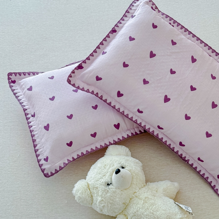 91家纺网 家纺一手货源 找家纺 金丝鸟家纺 2026新款全棉双层纱贝壳边款枕套多规格儿童枕套 紫色心情