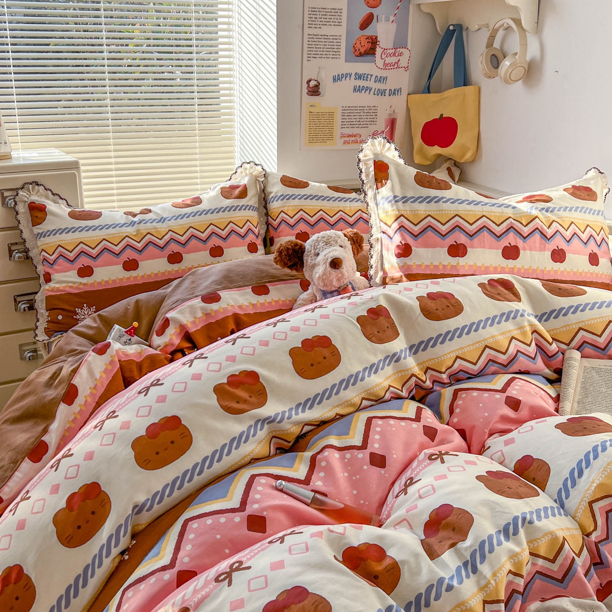 91家纺网 家纺一手货源 找家纺 希诺家居 2025新款费尔岛风全棉纯棉四件套韩式小清新花边四件套 秘境苹果猫