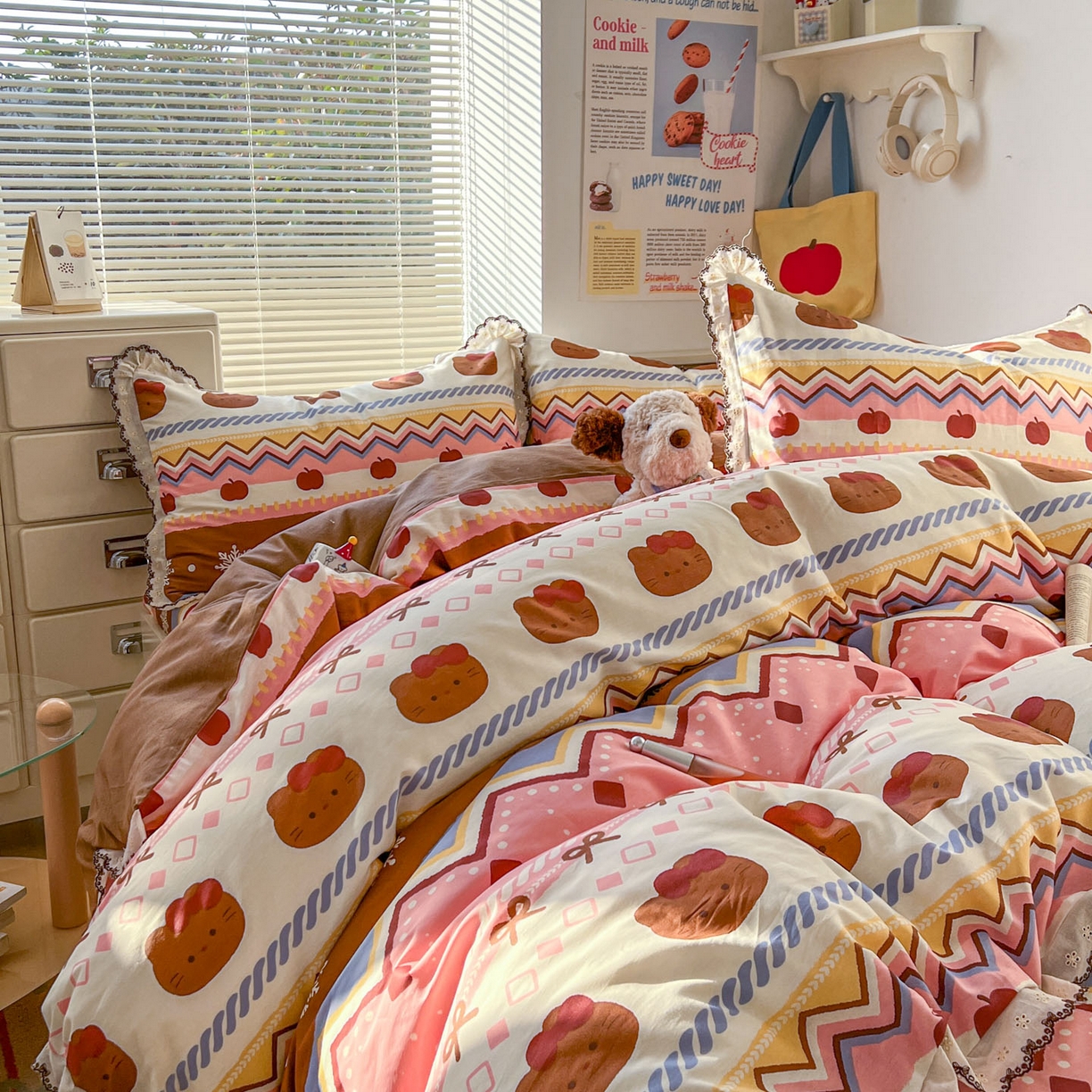 91家纺网 家纺一手货源 找家纺 希诺家居 2025新款费尔岛风全棉纯棉四件套韩式小清新花边四件套 秘境苹果猫