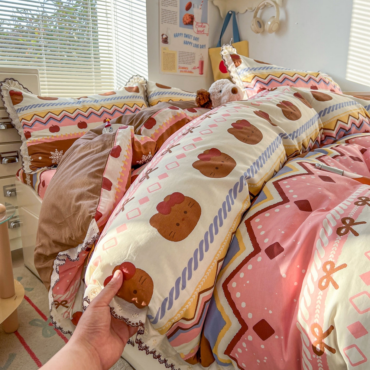 91家纺网 家纺一手货源 找家纺 希诺家居 2025新款费尔岛风全棉纯棉四件套韩式小清新花边四件套 秘境苹果猫