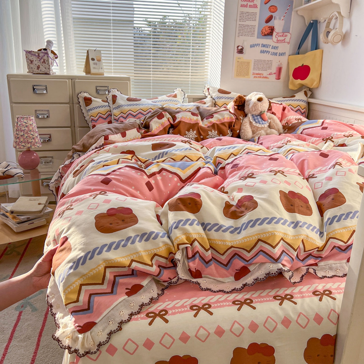 91家纺网 家纺一手货源 找家纺 希诺家居 2025新款费尔岛风全棉纯棉四件套韩式小清新花边四件套 秘境苹果猫