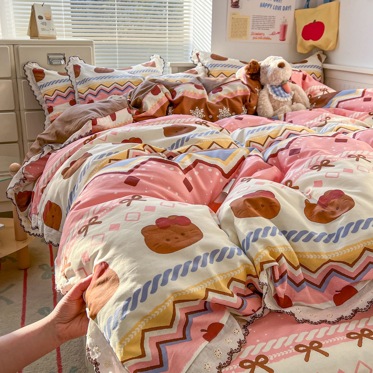 91家纺网 家纺一手货源 找家纺 希诺家居 2025新款费尔岛风全棉纯棉四件套韩式小清新花边四件套 秘境苹果猫