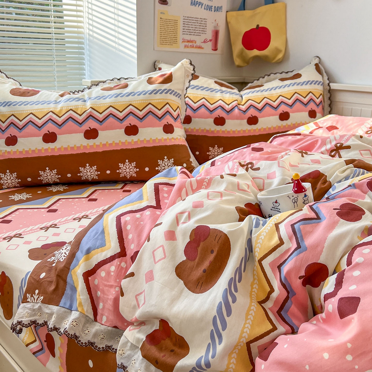 91家纺网 家纺一手货源 找家纺 希诺家居 2025新款费尔岛风全棉纯棉四件套韩式小清新花边四件套 秘境苹果猫