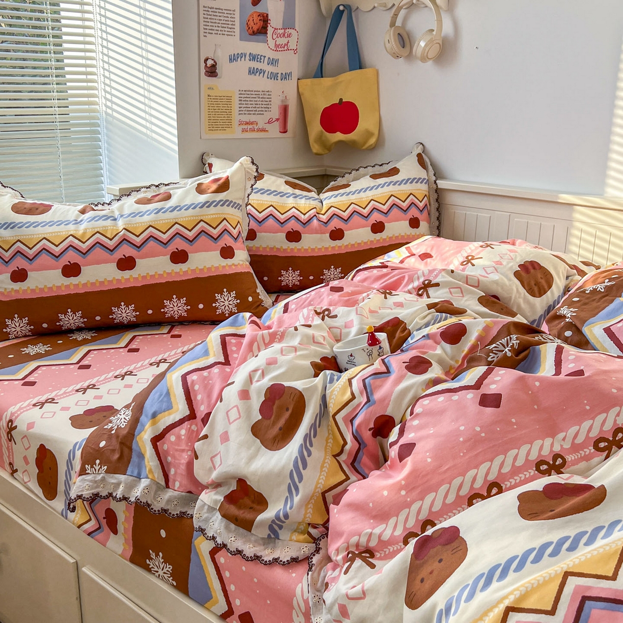 91家纺网 家纺一手货源 找家纺 希诺家居 2025新款费尔岛风全棉纯棉四件套韩式小清新花边四件套 秘境苹果猫