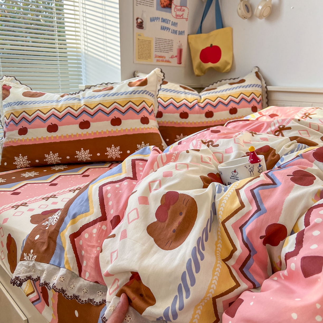 91家纺网 家纺一手货源 找家纺 希诺家居 2025新款费尔岛风全棉纯棉四件套韩式小清新花边四件套 秘境苹果猫